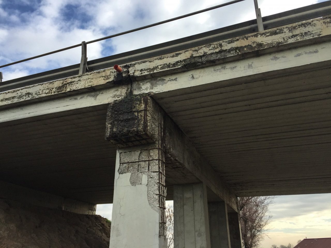 Cavalcavia in pessime condizioni I manerbiesi si interrogano