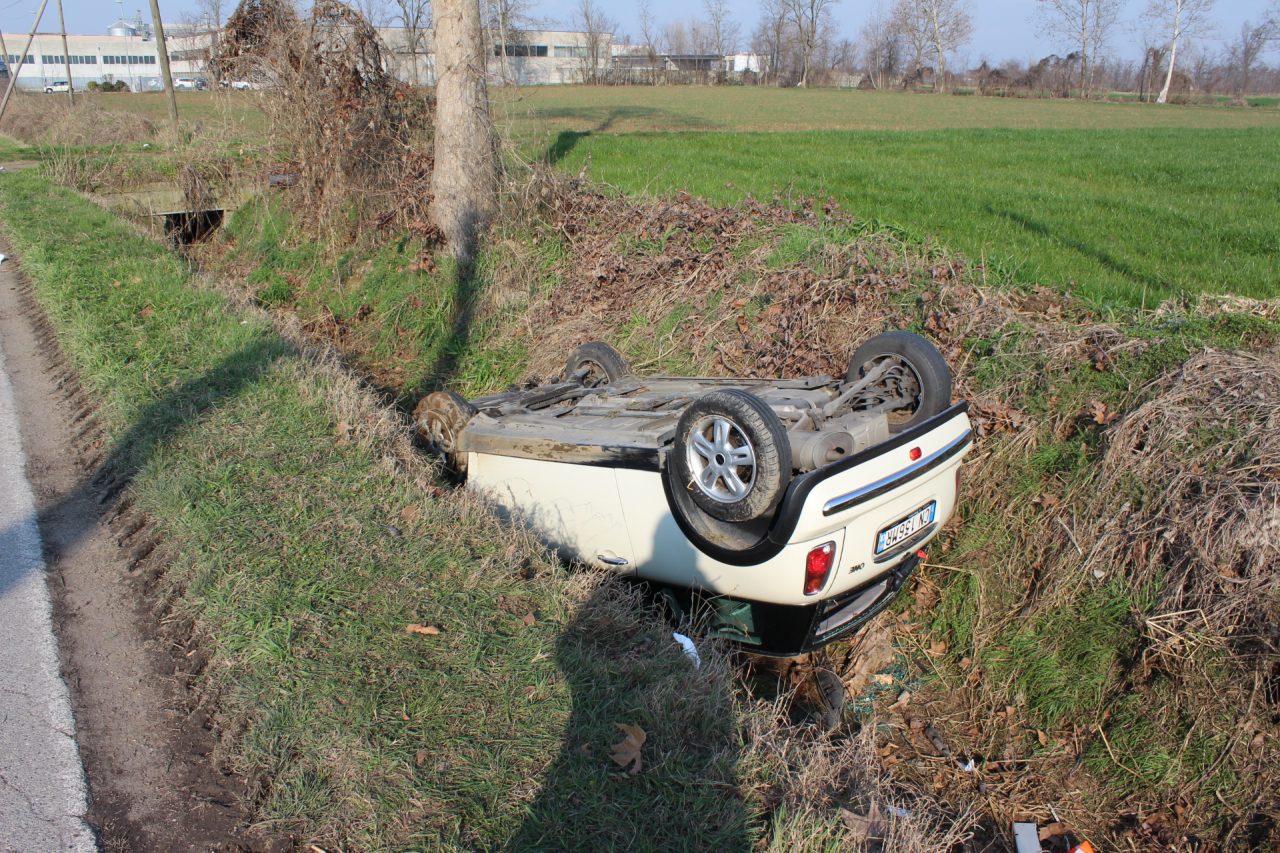 Ribaltamento a Boldeniga ferita una 19enne