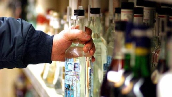 Bar serve alcolici durante una festa di fine anno scolastico ma il titolare non verifica l’età degli avventori