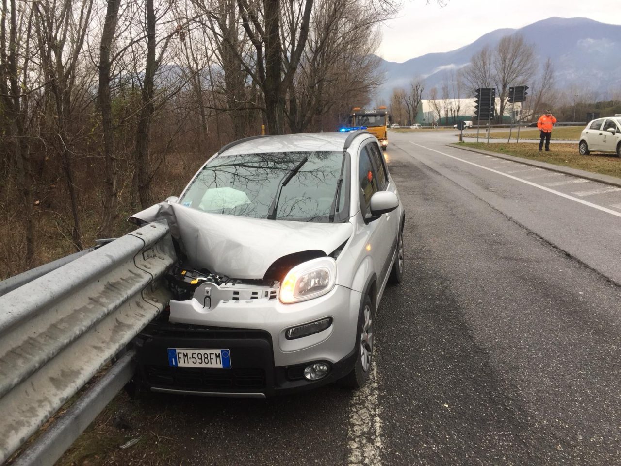Incidente in rotonda, è finita contro il guard rail a Iseo