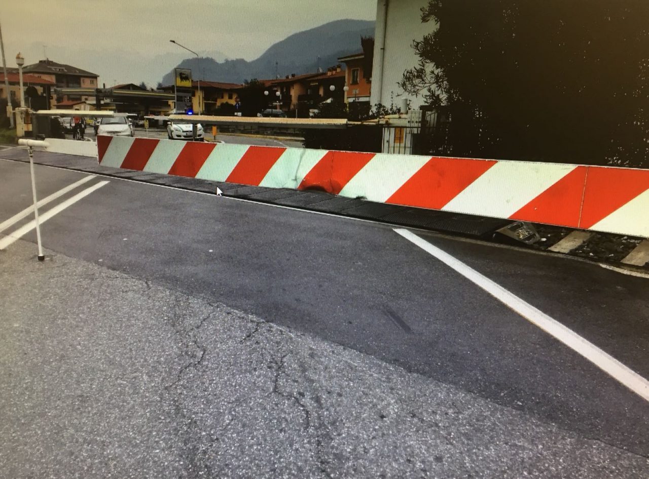 Ubriaco si schianta contro le sbarre della ferrovia