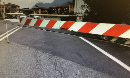 Ubriaco si schianta contro le sbarre della ferrovia