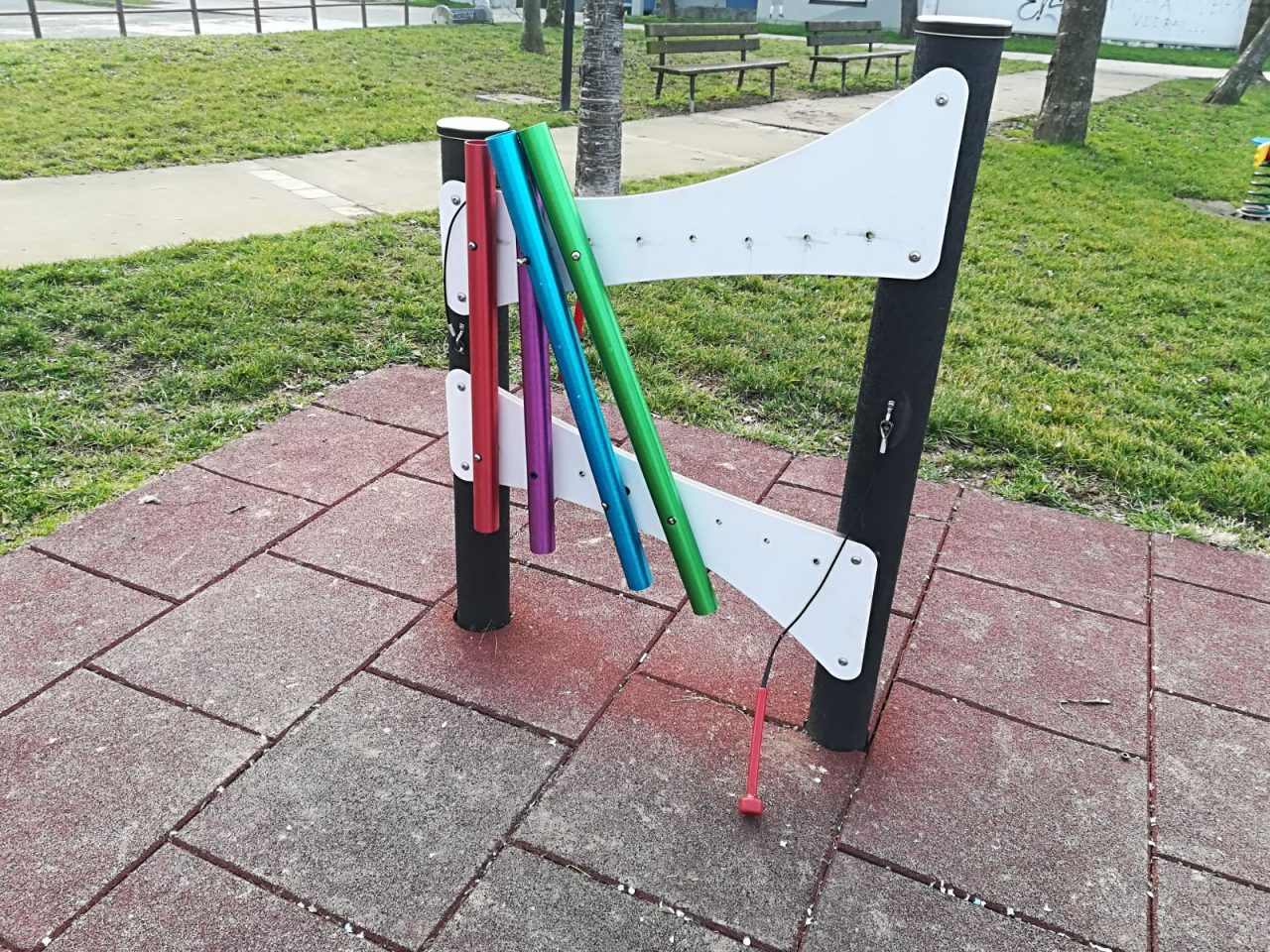 Ritrovati pezzi dei giochi inclusivi vandalizzati a Roncadelle