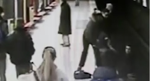 Bimbo salvato sui binari Ecco chi è l’eroe