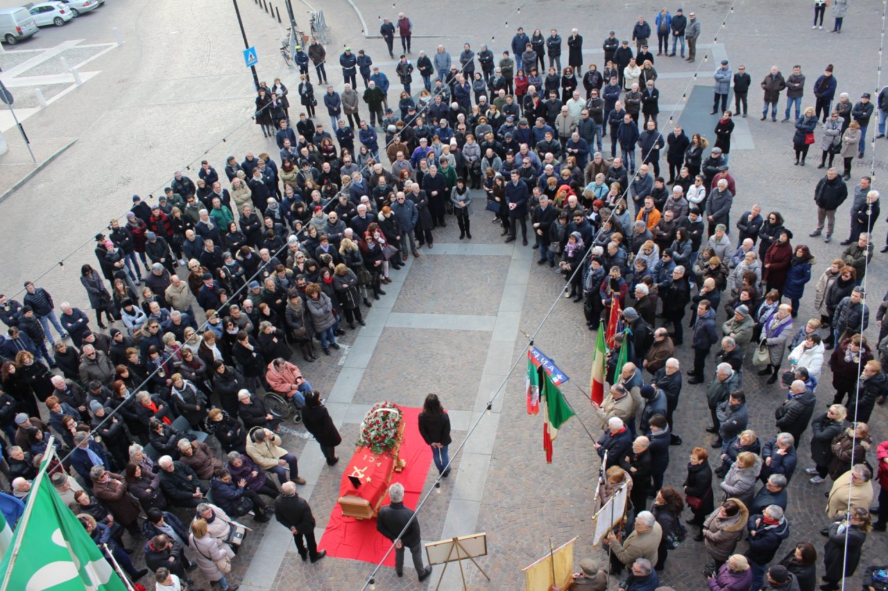 Commovente l’ultimo saluto a Guido Bussi