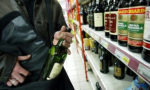 Tenta di rubare gli alcolici e aggredisce la guardia del supermercato: ai domiciliari