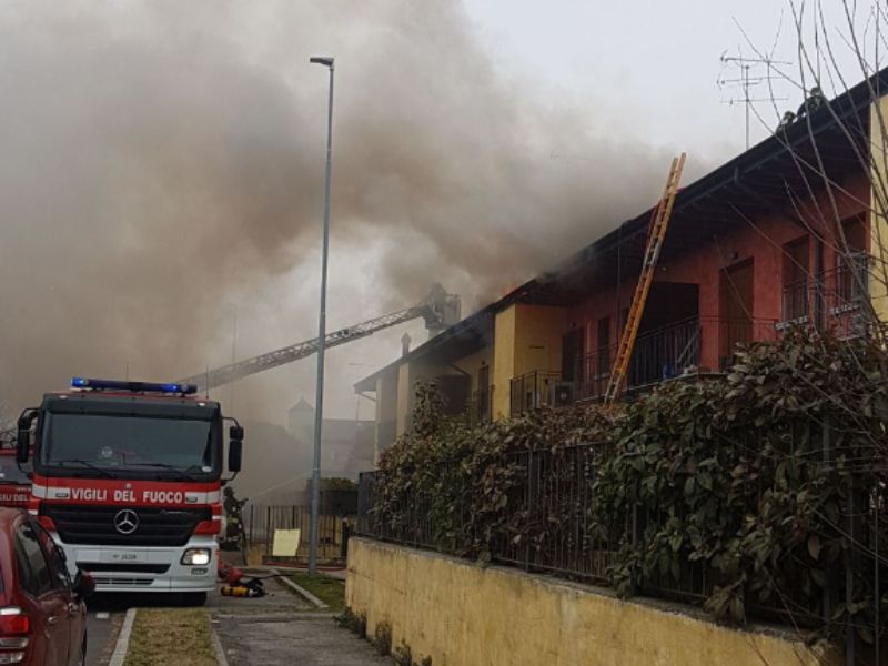 Incendio Lonato in fiamme due appartamenti