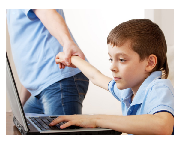 L’ex marito rapisce il figlio, la madre non lo vede da anni: l’appello alle istituzioni