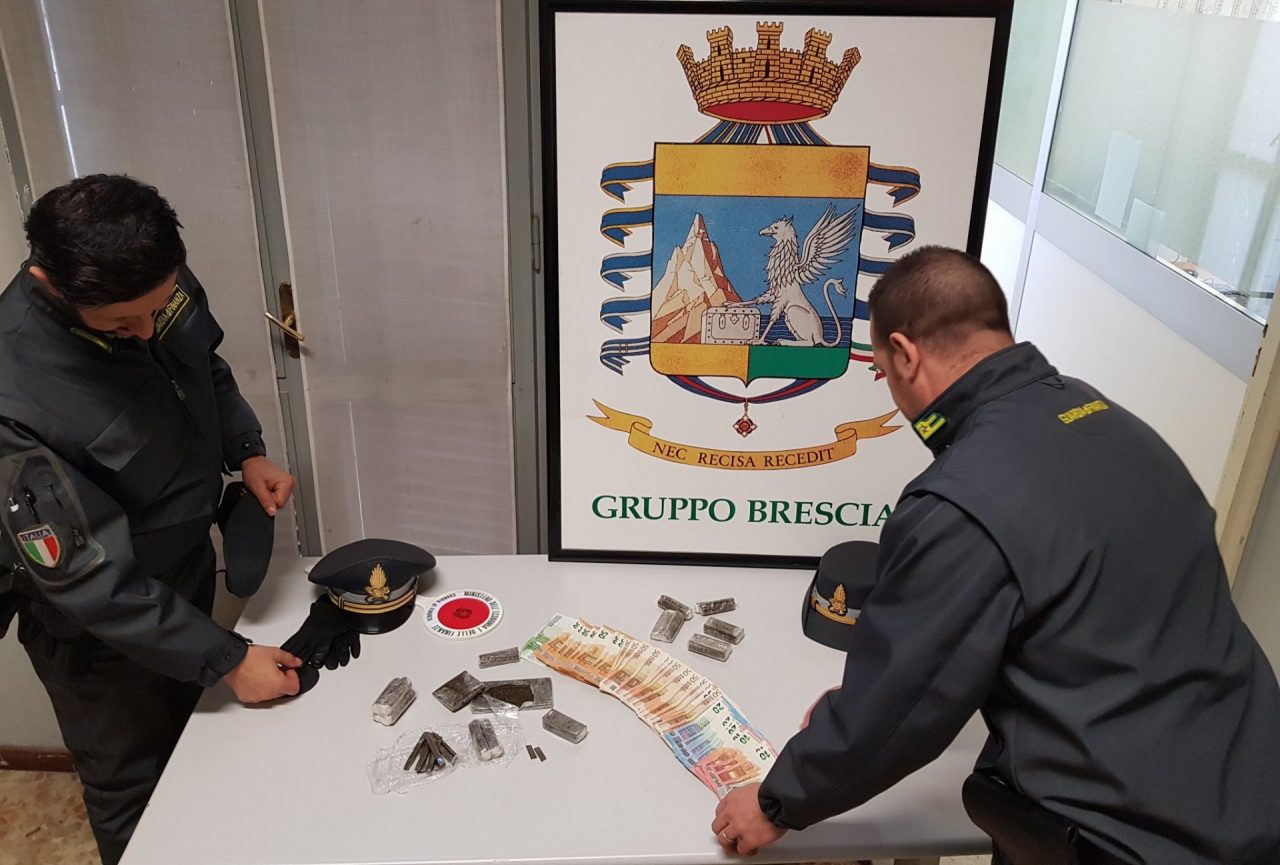 Viveva in una struttura di accoglienza e spacciava in stazione