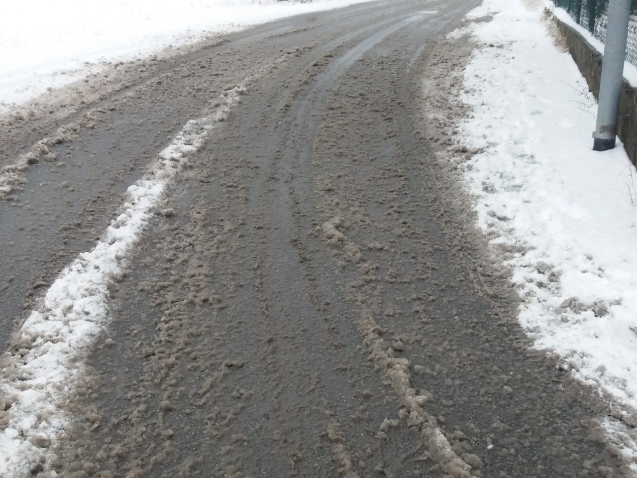 Neve e strade, dalle 8 alle 16 più cadute che incidenti
