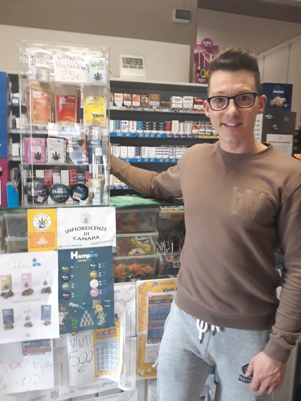 Cannabis light nella tabaccheria di Mezzane