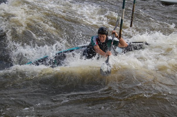 Canoista olimpionico Giovanni De Gennaro cavalca il Mella