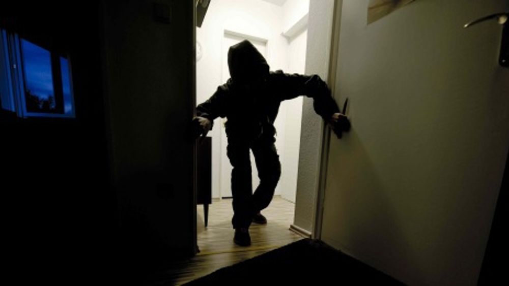 Ladri prendono di mira un intero quartiere, paura in paese