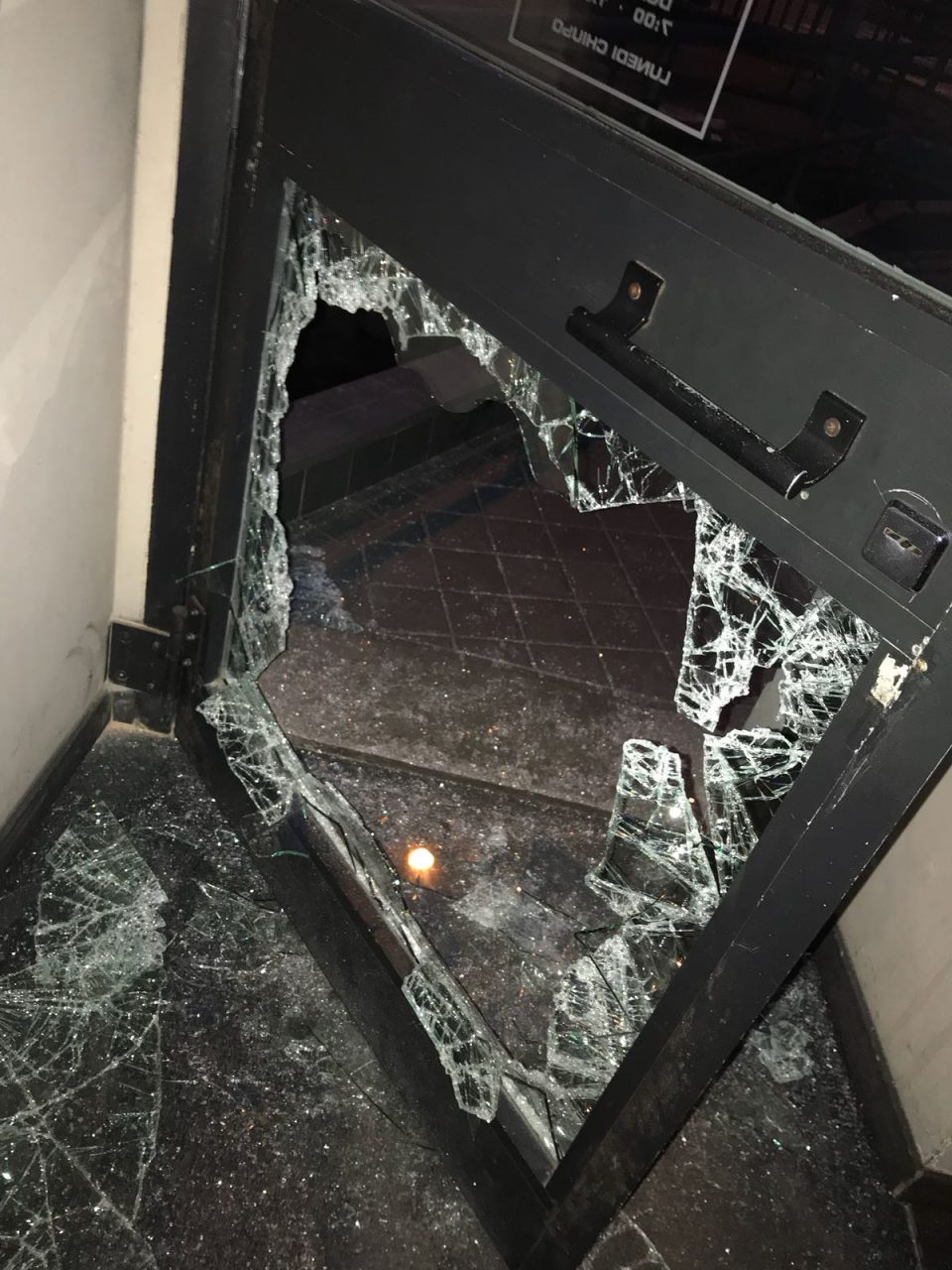 Spaccata al bar della movida clarense