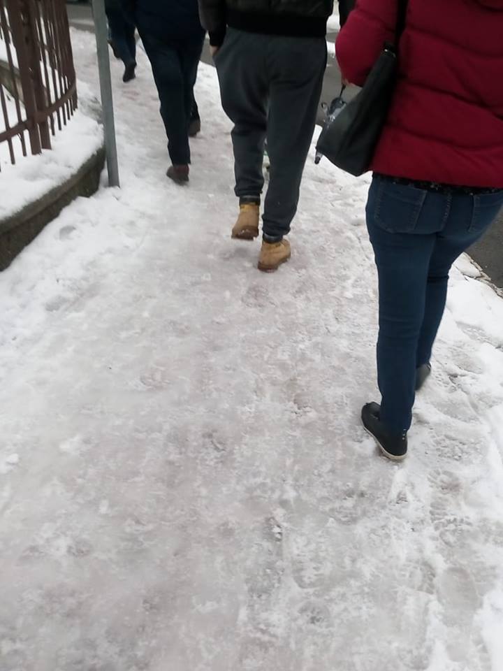 Neve a ghiaccio davanti alle scuole di Ghedi Mamme e studenti in difficoltà