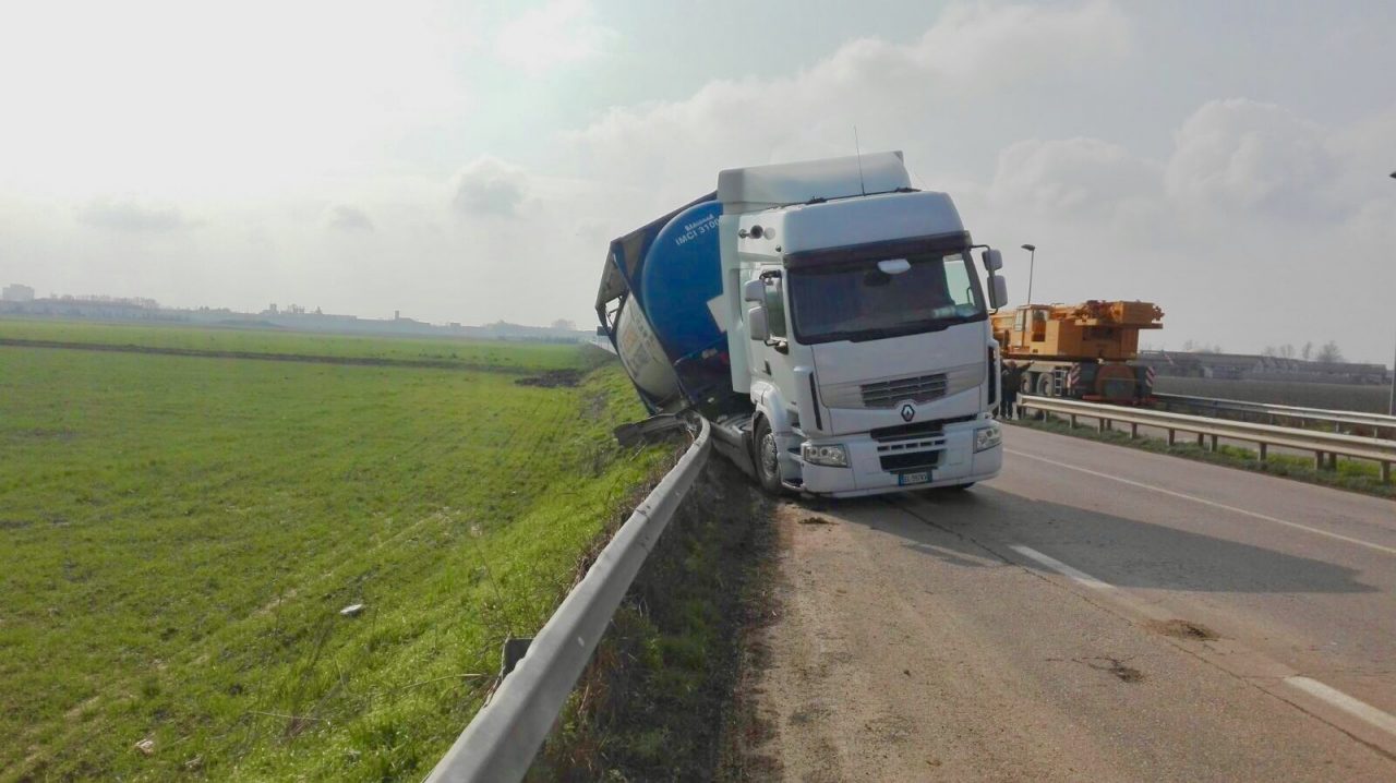 Mezzo pesante fuori strada ieri mattina a Verolanuova