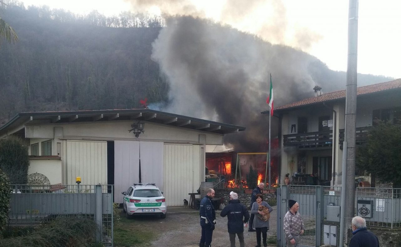 A fuoco un deposito a Rovato sotto il Monte FOTO