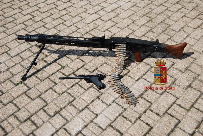 Riproduzioni di armi da guerra in auto, denunciato