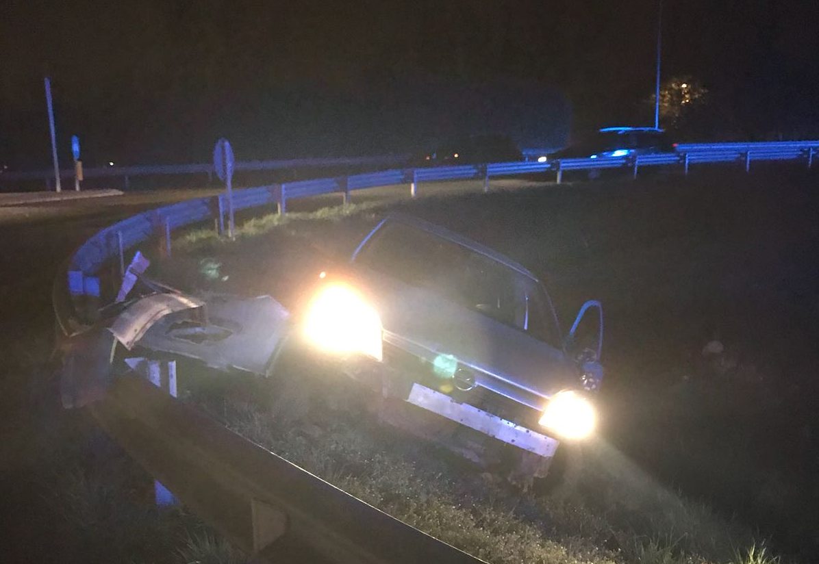 Sfonda il guard rail e si arena nella rotonda, a Cologne