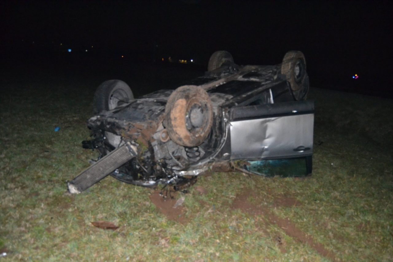 Distrugge cancello e si ribalta nel campo con la macchina