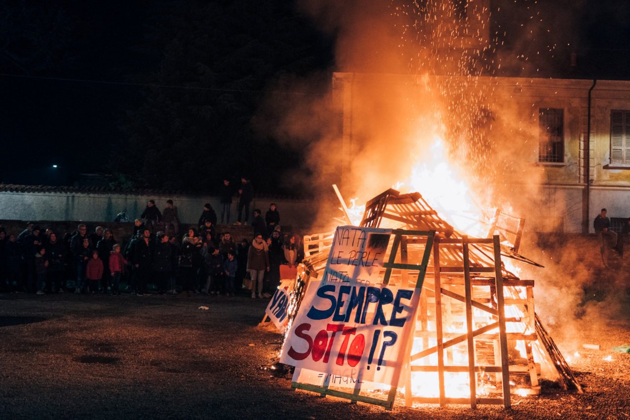 Brucia la vecchia insieme ai pregiudizi, a Orzinuovi