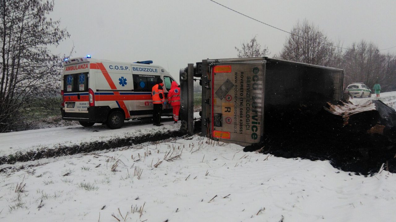 Camion si ribalta per il ghiaccio e i fanghi si riversano per strada