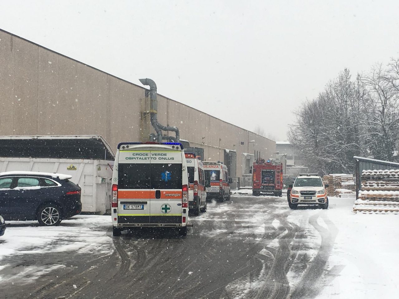 Incendio in un’azienda di Capriano del Colle. Ci sono intossicati