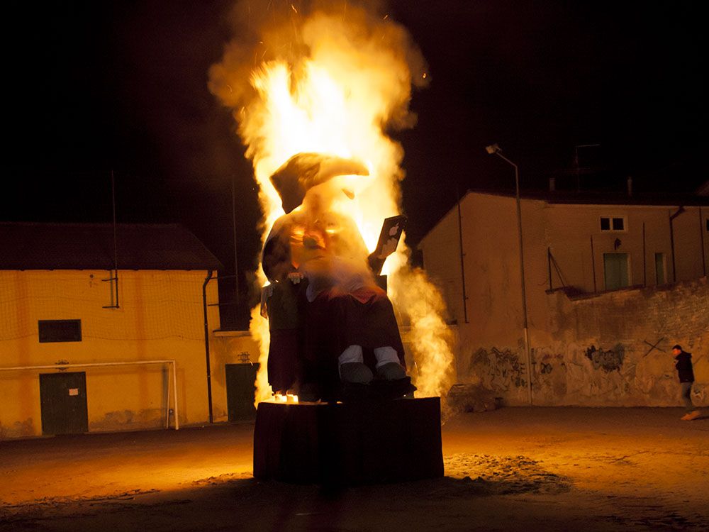 A Borgo San Giacomo hanno bruciato la vecchia indifferente