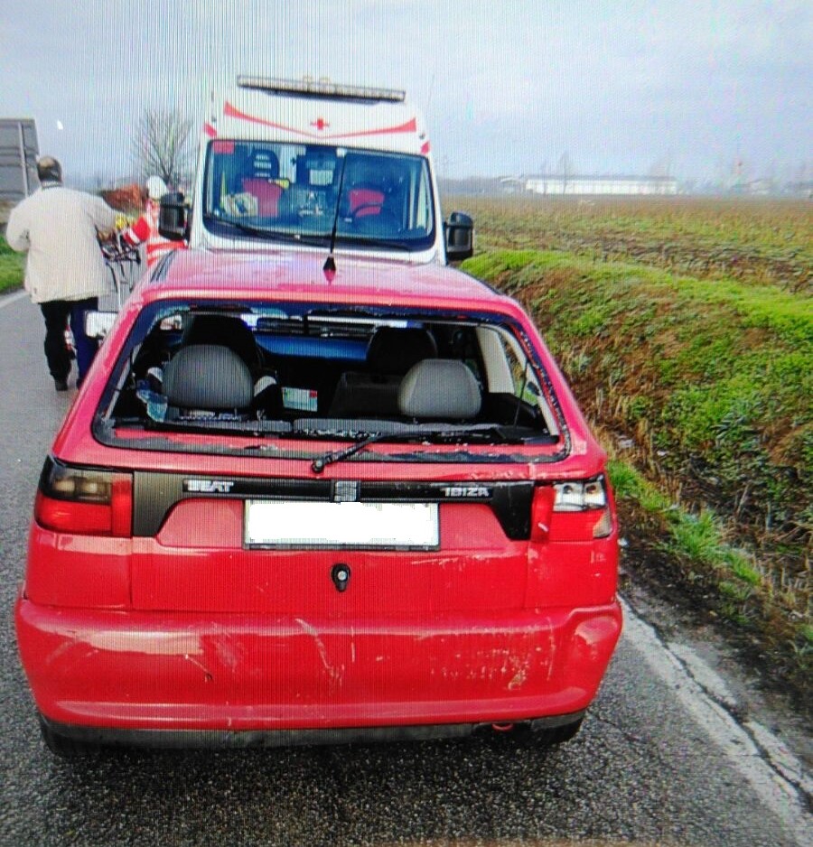 Incidente sulla Sp29 a Calvisano esplodono i vetri dell’auto