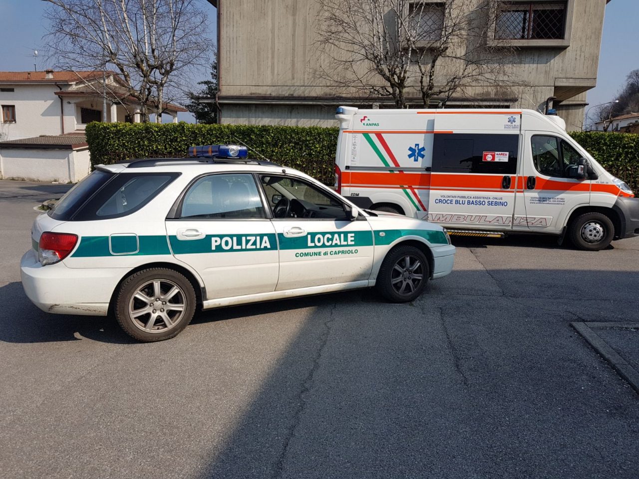 Malore in strada a Capriolo per un pensionato a passeggio