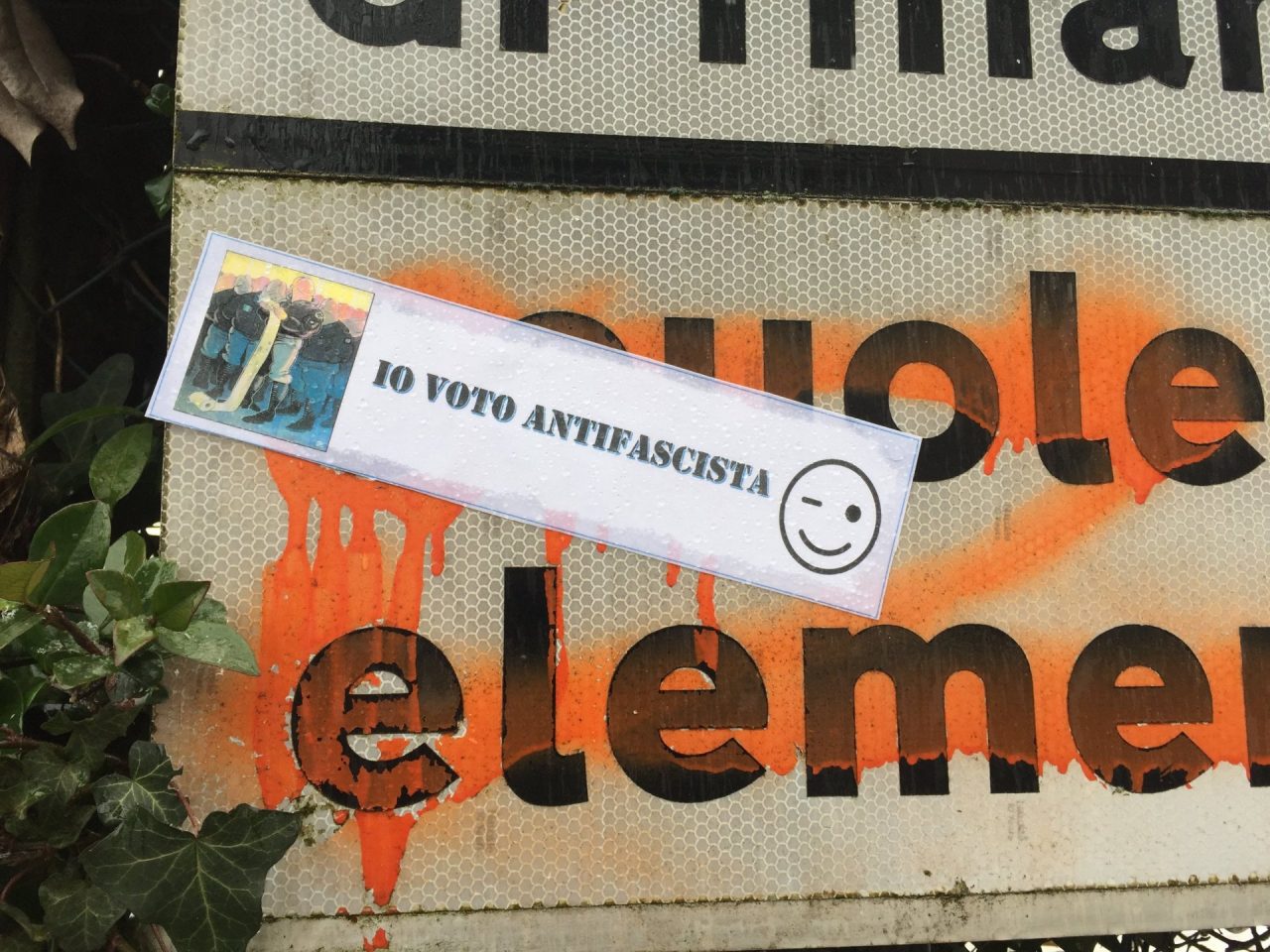 A Manerbio adesivi antifascisti sui cartelli stradali