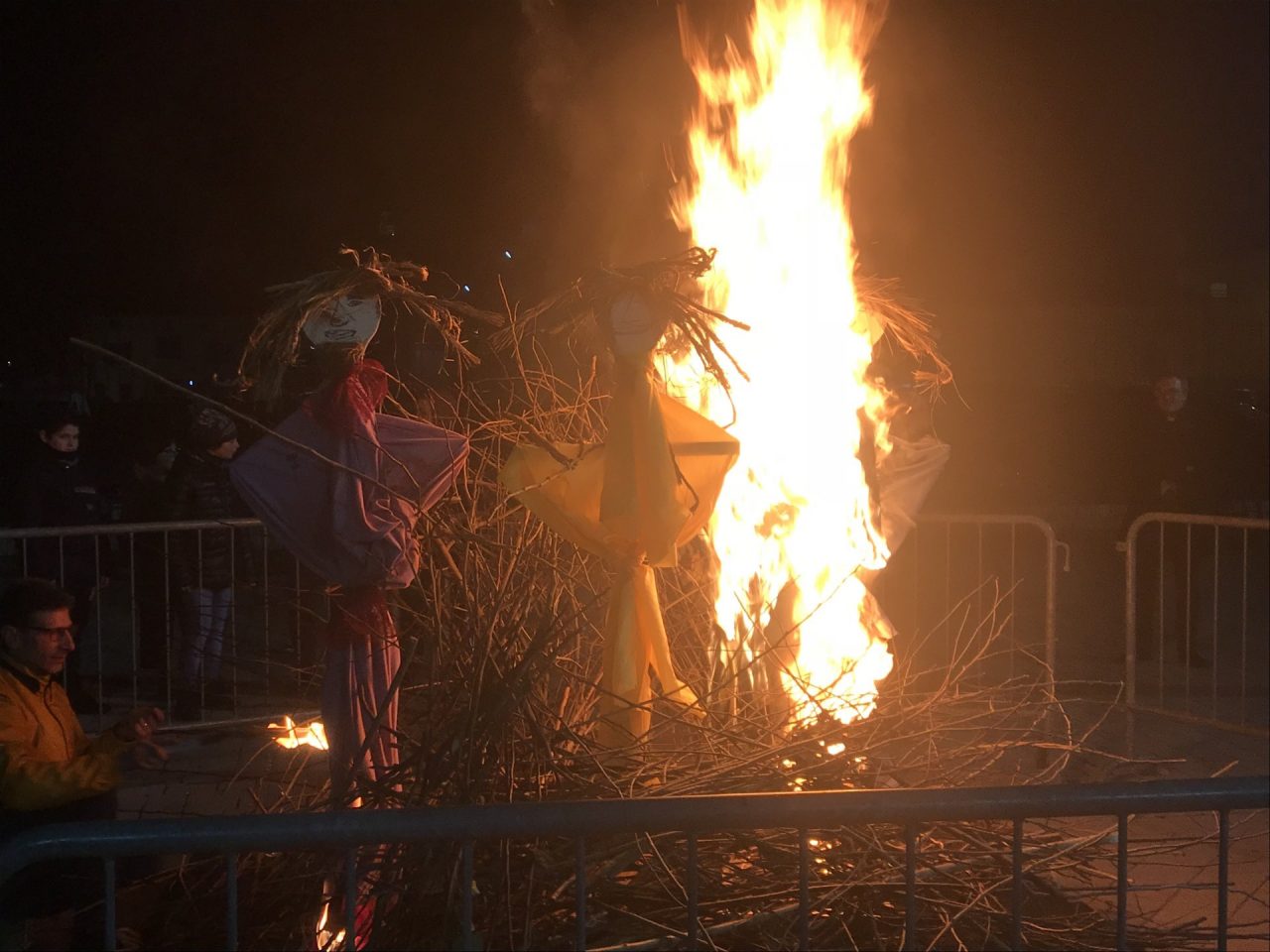 Sentimenti di violenza e indifferenza al rogo a Chiari