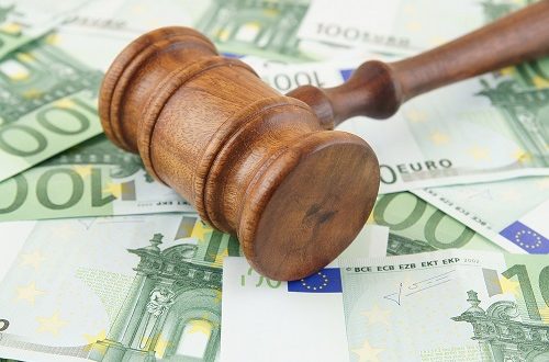 Abbandona rifiuti sulla strada, famiglia sanzionata a Leno