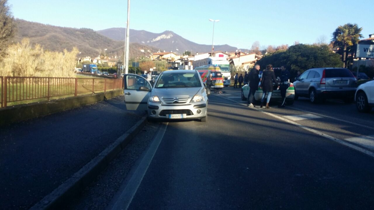 Investito pedone mentre attraversava la strada