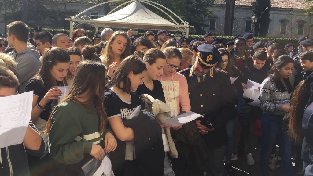 Ottomarzo allievi della scuola di polizia e studenti cantano insieme – VIDEO e FOTO