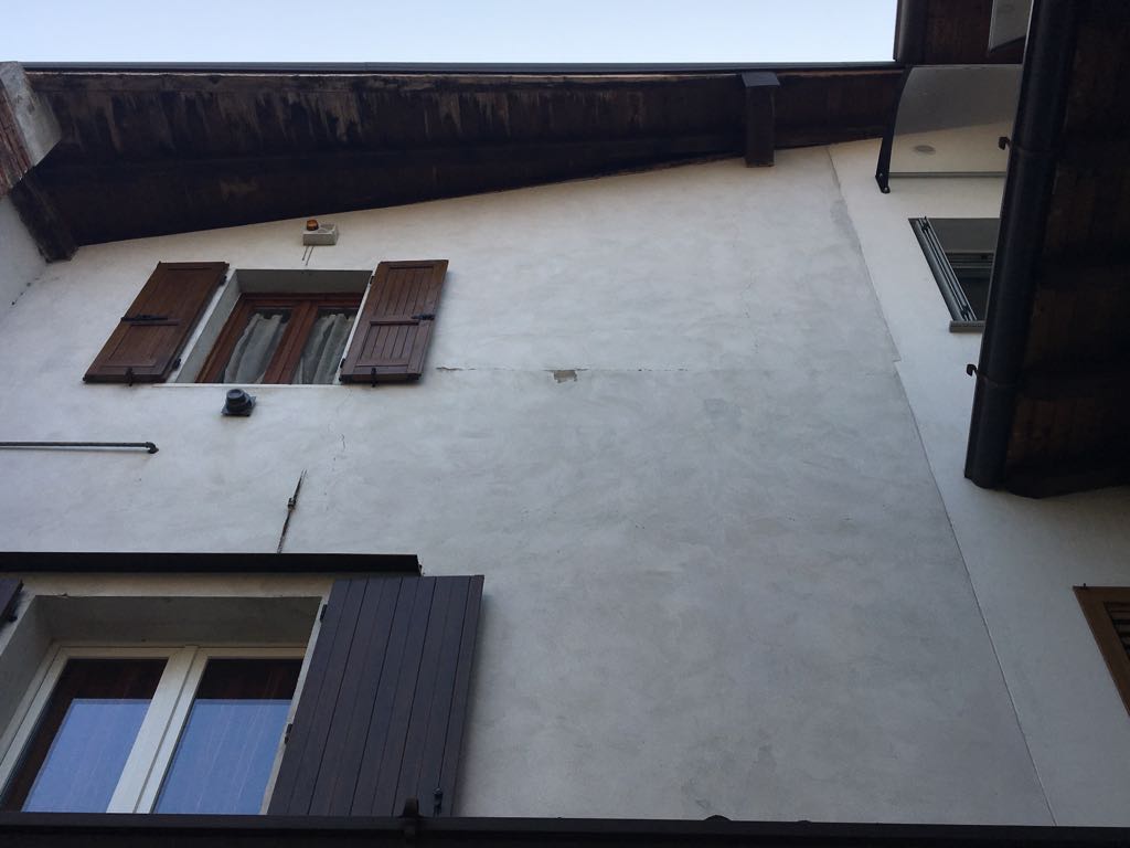 La casa cade a pezzi a Travagliato: famiglia esasperata dal vicino