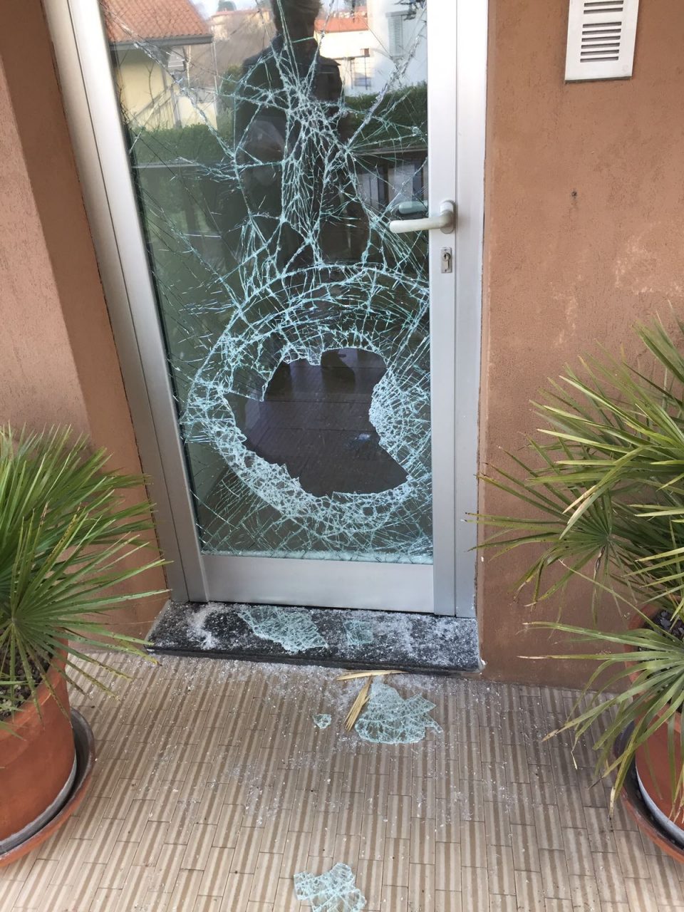 Due spaccate in una settimana dalla parrucchiera a Palazzolo