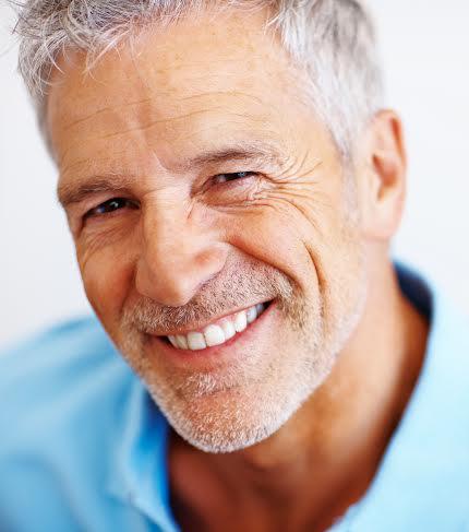 Implantologia a carico immediato postestrattiva flapless con Digital Smile Design per tornare a sorridere in sole 48 ore