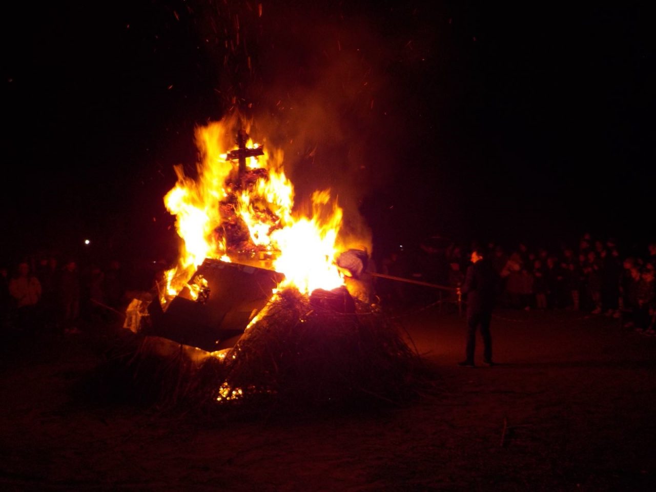 Brucia in ritardo la vecchia dell’oratorio di Villa FOTO
