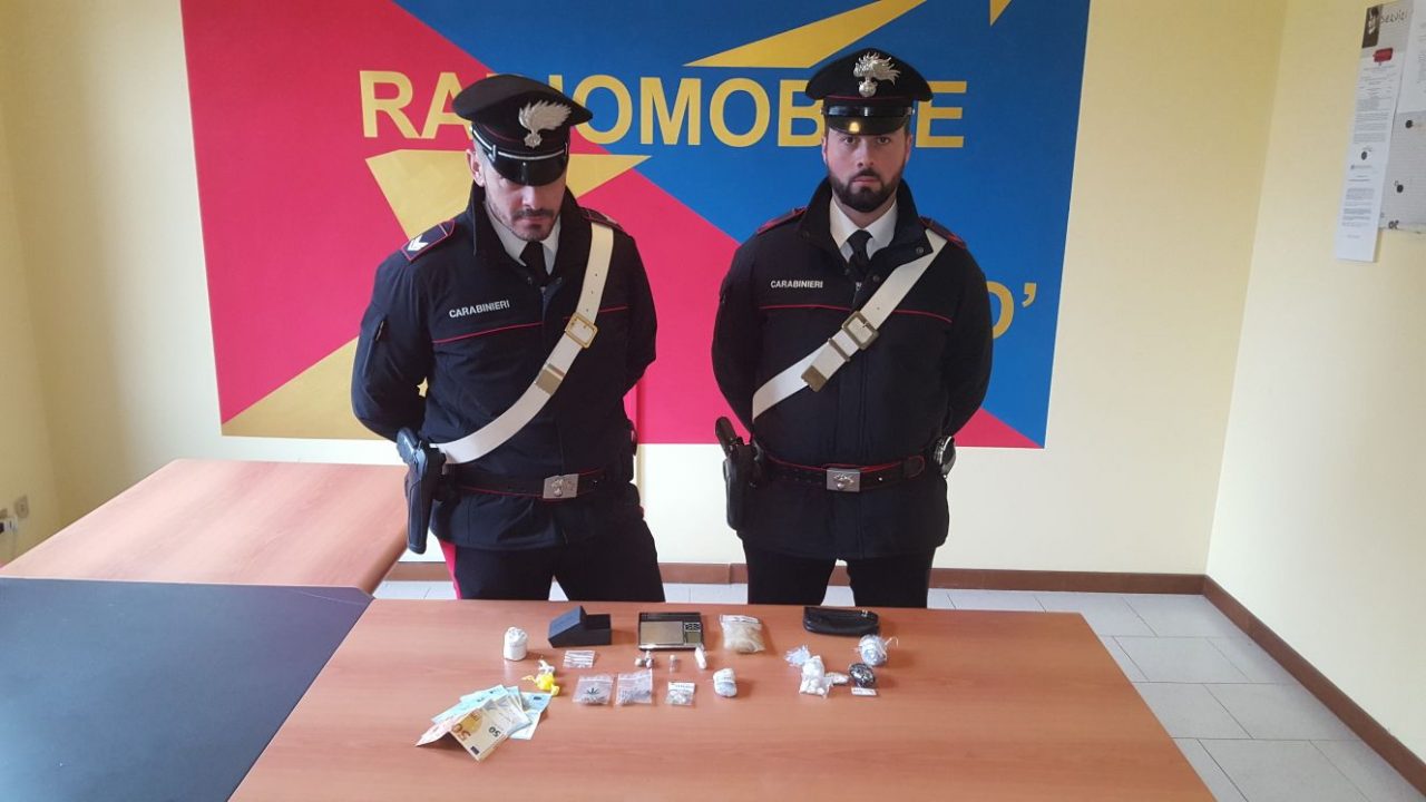 Valtenesi, donna svuota la borsetta e rivela un inventario di droghe