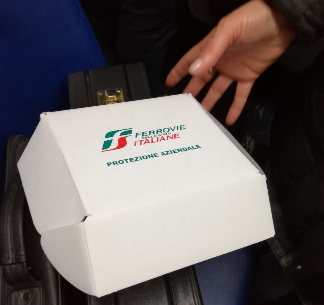 Treno congelato e bloccato per cinque ore, per i pendolari prigionieri e inferociti kit d’emergenza