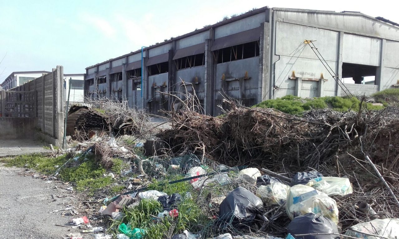 Immobile del Comune diventa luogo di abbandono rifiuti