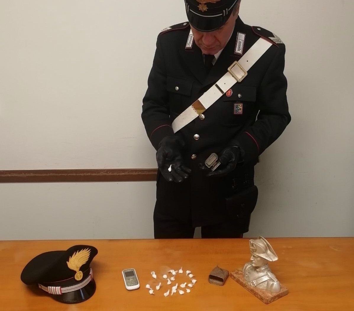 Arresto per spaccio a Salò: 22 dosi di cocaina in auto
