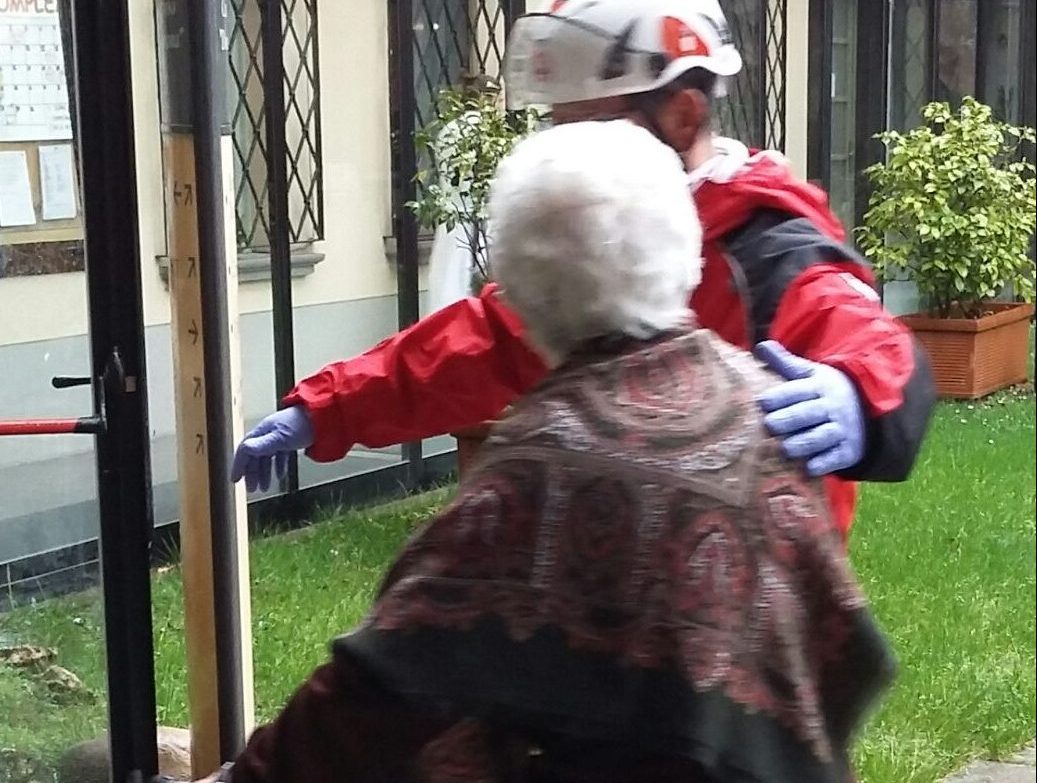 A fuoco la casa di riposo di Palazzolo: fiamme subito domate, ma ora ossigeno-terapia per tutti