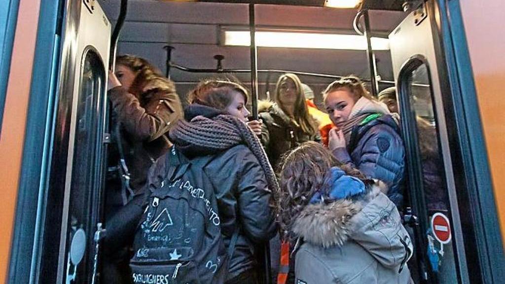 Sovraffollamento bus: la protesta di ragazzi e genitori