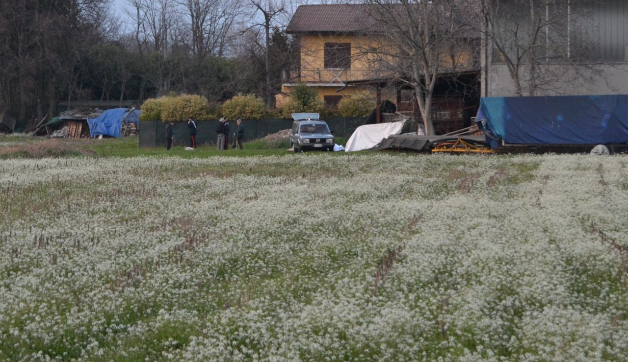 Uomo impiccato trovato in una cascina a Palazzolo