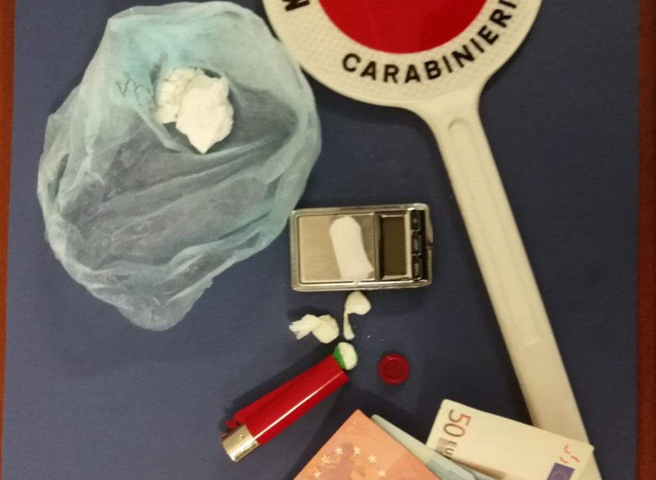 Portava il coltello a scuola: fermato dai Carabinieri