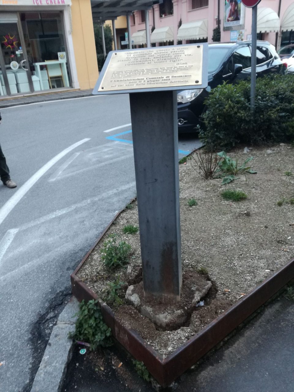 Desenzano, vandali contro la targa commemorativa