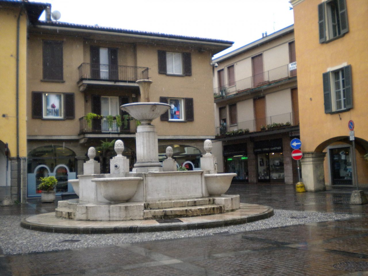 Affari in piazza a Palazzolo con i commercianti