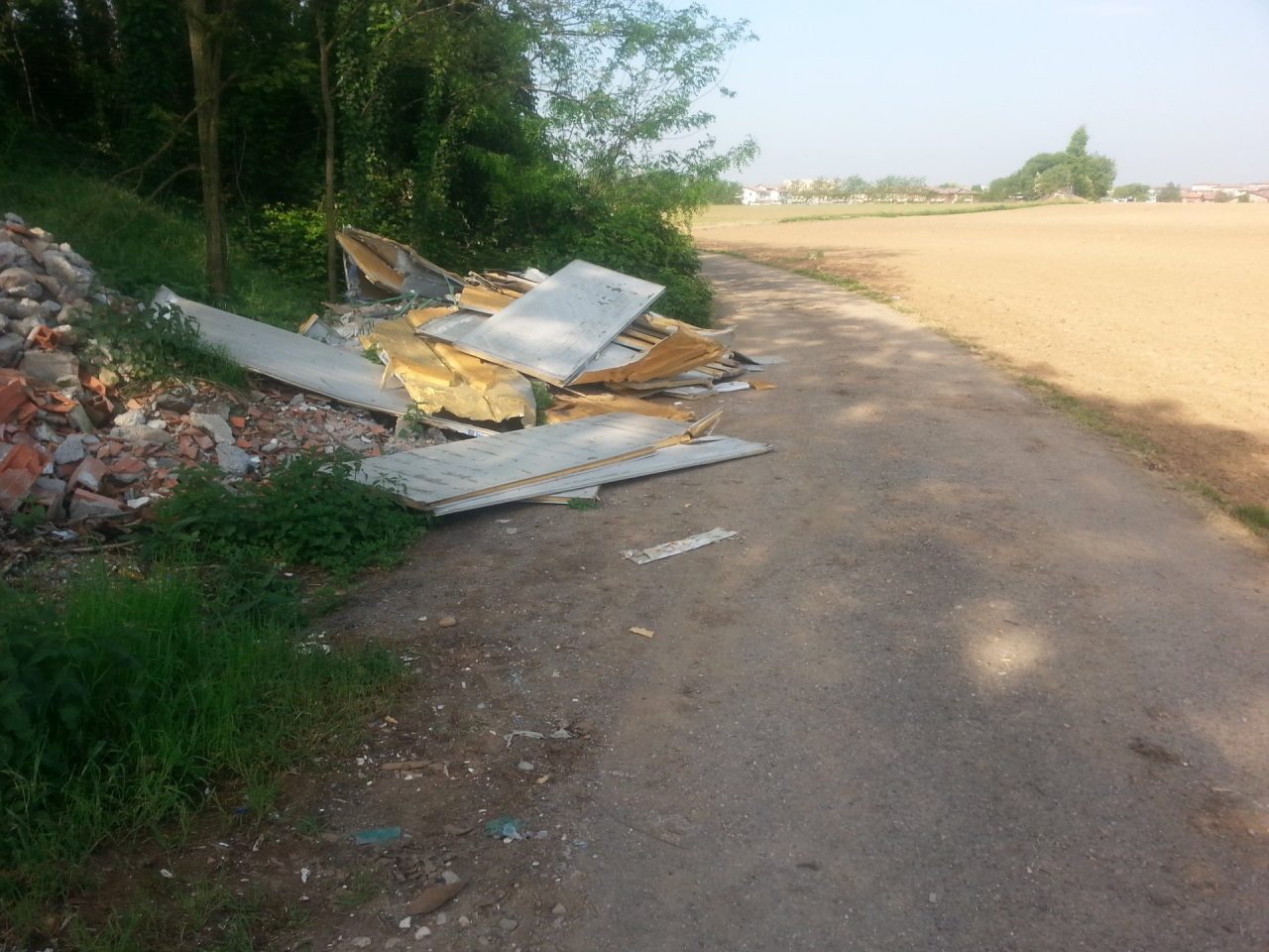 Scarico abusivo a Palazzolo Beccati i responsabili